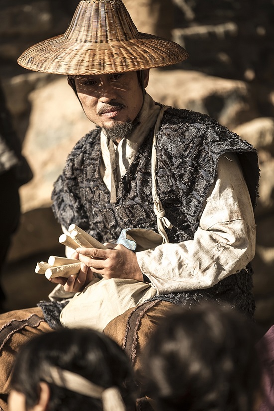 육룡이 나르샤 조희봉 첫 등장. SBS 육룡이 나르샤에서 조희봉이 첫 등장부터 높은 관심을 얻었다. /SBS 제공