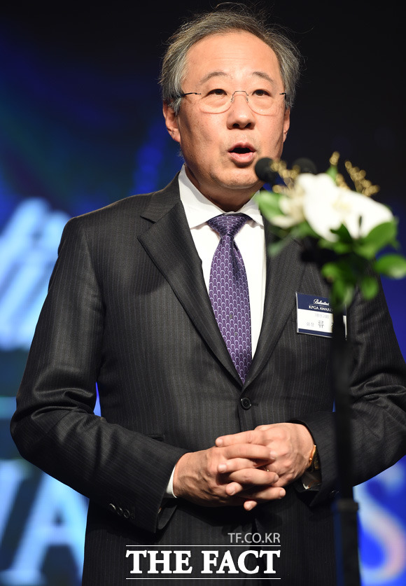 풍산그룹 류진 회장이 특별공로패를 수상한 뒤 소감을 밝히고 있다.