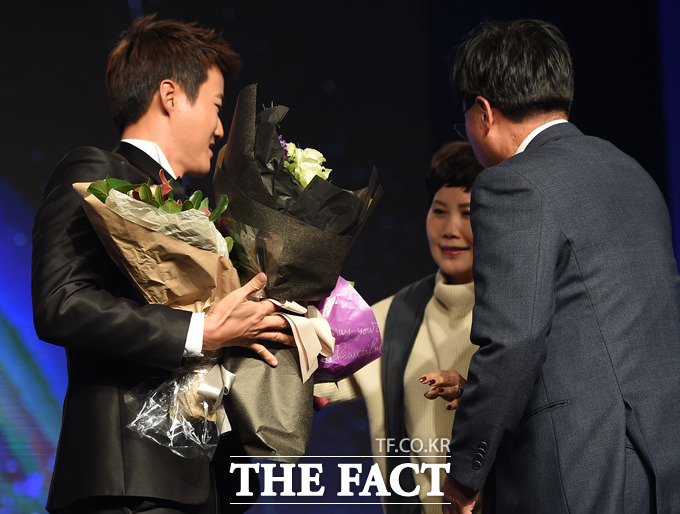 발렌타인 대상을 수상한 이태희 선수가 부모님의 꽃다발을 받고 있다.