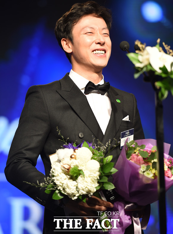 김태훈 선수가 STAY TRUE상을 수상한 뒤 환하게 웃고 있다.