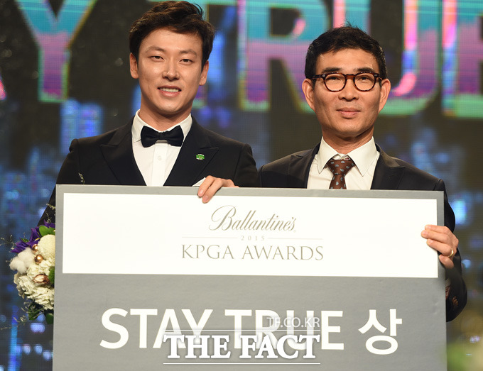 김태훈 선수가 STAY TRUE상을 수상하고 있다.