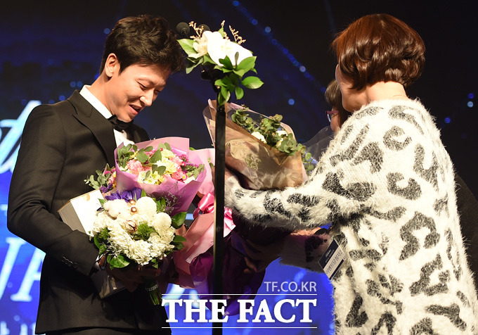김태훈 선수가 STAY TRUE상을 수상한 뒤 팬들의 꽃다발 세례를 받고 있다.