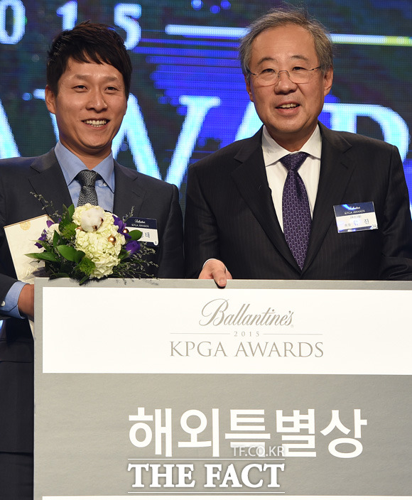 김경태 선수가 해외특별상을 수상하고 있다.
