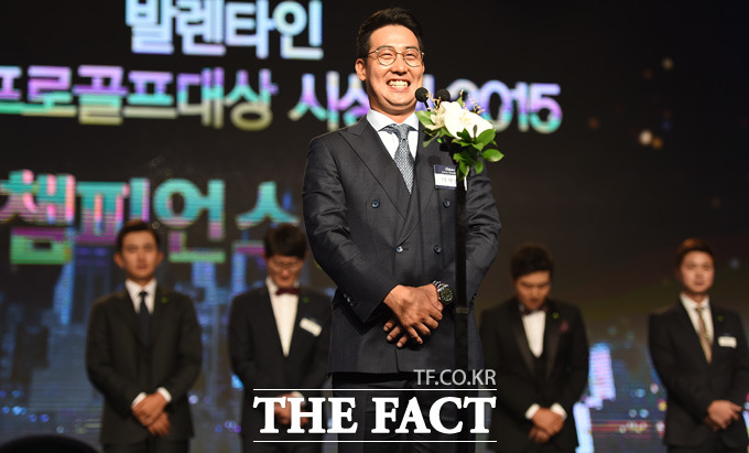 박재범  프로가 챔피언스 클럽 수상자들을 대표해 인삿말을 하며 웃고 있다.
