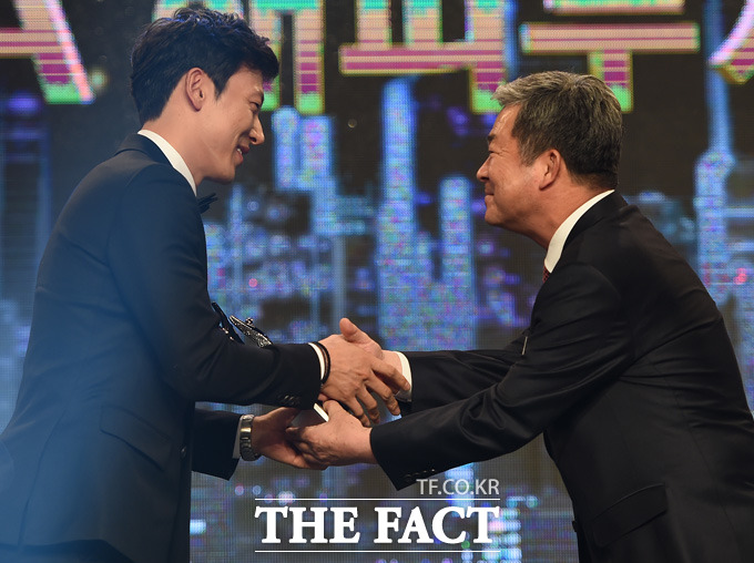 김태훈 선수가 해피투게더상을 수상하고 있다.