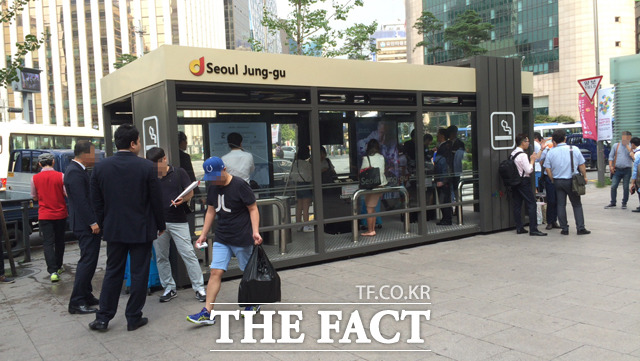 금연구역 480곳에 흡연공간이 단 1곳에 불과한 탓에 오히려 비흡연자의 간접 흡연 우려가 더욱 높아지고 있다./ 더팩트DB