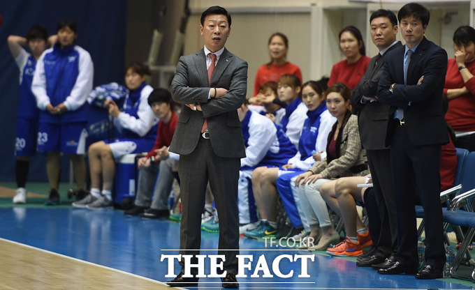 KDB가 69-71로 하나은행에 패하며 11연패를 기록한 가운데 김영주 감독을 비롯한 벤치 분위기가 우울하다.