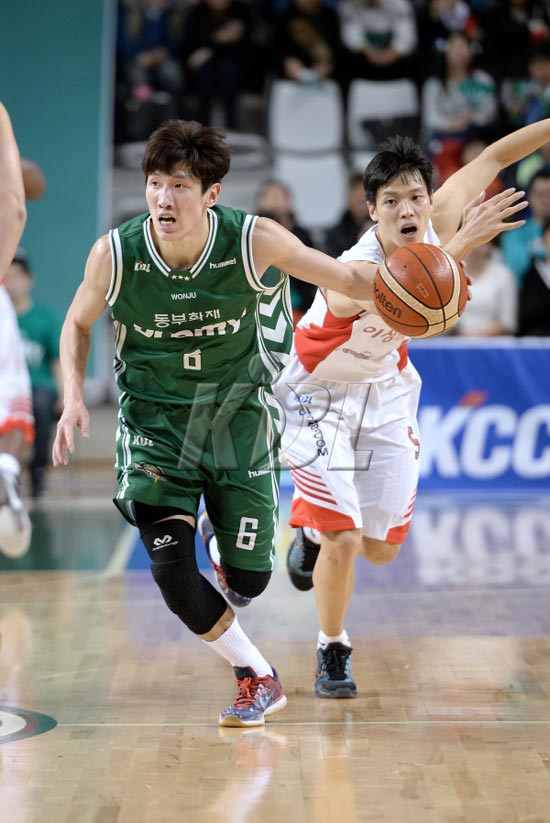 동부, SK 제압 동부 두경민(왼쪽)이 18일 열린 SK 김선형을 제치고 있다. / KBL 제공