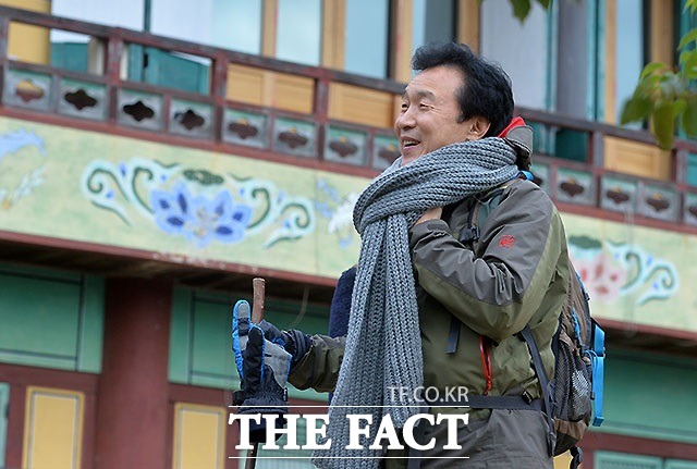 손학규 전 새정치민주연합 상임고문이 17일 오후 전남 강진의 백련사 인근 산행에 앞서 목도리를 두르고 있다./강진=문병희 기자