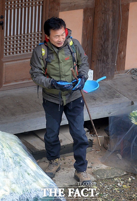 야권의 구애를 받고 있는 손학규(67) 전 새정치민주연합 상임고문이 17일 오후 전남 강진의 백련사 공양간에서 점심 공양을 마친 뒤 산행을 하기 위해 발걸음을 옮기고 있다./강진=문병희 기자