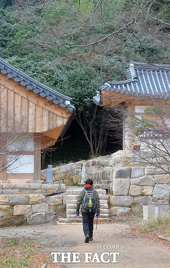 손학규 전 새정치민주연합 상임고문이 17일 오후 전남 강진의 백련사 인근에서 산행을 떠나고 있다./강진=문병희 기자