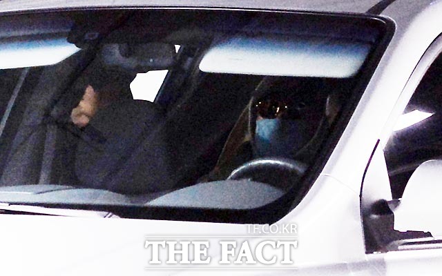 차량에 탑승한 노 전 대통령이 선글라스와 마스크를 한 채로 차량에서 대기하고 있다.
