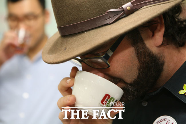 션 스테이만 박사가 커피의 향미를 평가하고 있다.