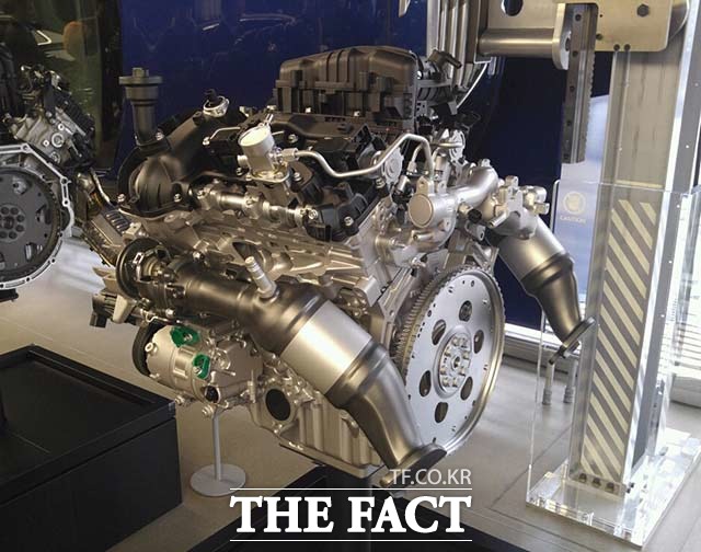 현대차 최초로 트윈 터보 시스템이 적용된 3.3 V6 터보 GDi 모델의 엔진.  최고출력는 370마력(ps), 최대토크는 52.0kg·m, 복합연비는 8.5km/ℓ다. /현대모터스튜디오=권오철 기자
