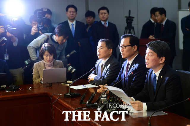 새정치민주연합을 탈당하고 무소속이 된 안철수(오른쪽) 의원이 21일 오전 서울 여의도 국회의사당 의원회관 제1세미나실에서 열린 신당 창당 관련 기자회견에서 모두발언을 하고 있다./국회=배정한 기자