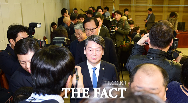 안 의원이 신당 창당 관련 기자회견을 마친 뒤 이동하고 있다./배정한 기자