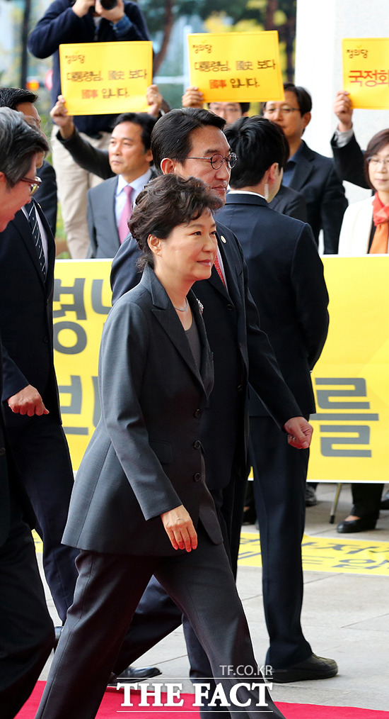 교수신문은 올해의 사자성어로 ‘세상이 온통 어지럽고 도리가 제대로 행해지지 않는다’는 뜻의 ‘혼용무도(昏庸無道)’를 꼽았다. 사진은 박근혜 대통령이 지난 10월 27일 오전 국회에서 시정연설을 하기 위해 정의당 의원들의 국정화 반대 피켓시위 앞으로 입장하는 모습. /문병희 기자