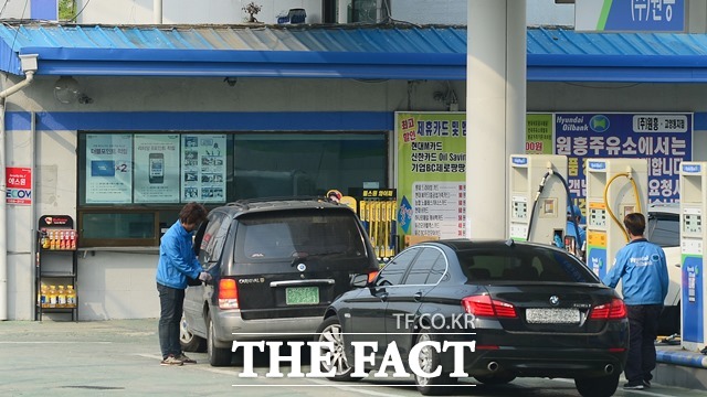 주유소협회가 휘발유 5만 원 주유 시 세금은 3만50원이라는 안내문을 들고 유류세 바로 알리기 운동을 진행하고 있다. 누리꾼들은 정부의 지나친 세금 부과를 지적하며 비판의 목소리를 내고 있다. /더팩트 DB