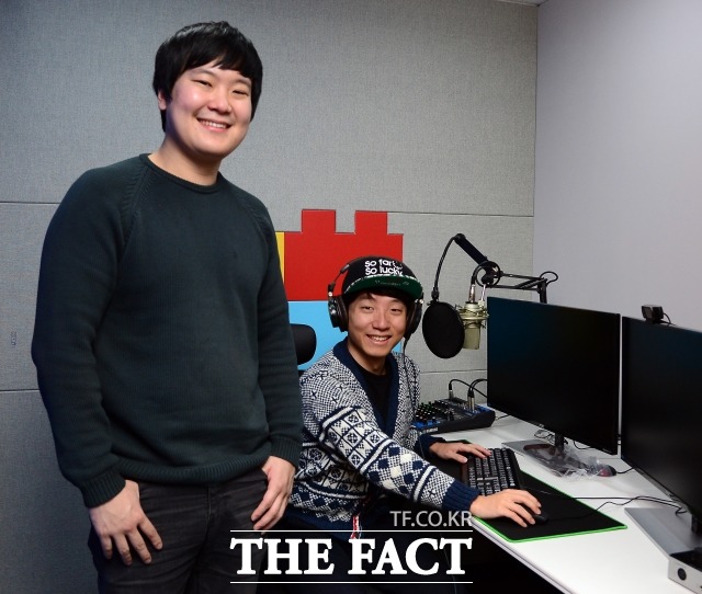 이필성 대표가 10년 지기 친구이자 회사 동료인 나희선 이사와 환하게 웃고 있다. /이새롬 기자