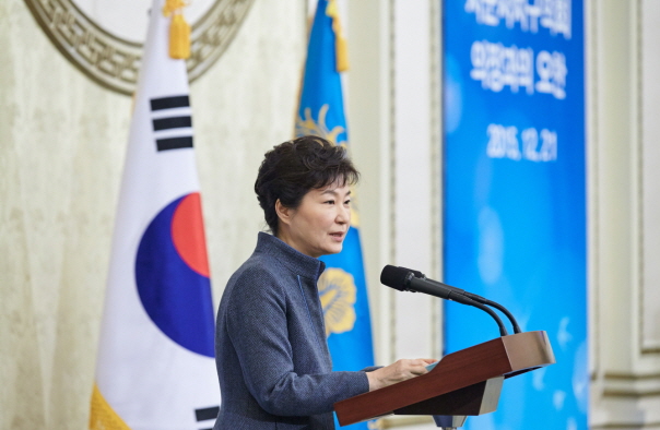 박근혜 대통령은 21일 전국 시·군자치구의회 의장 226명을 청와대로 초청해 오찬을 함께하며 국민들과 합심해 노력을 해 온 결과 올해 어느 때보다도 어려웠던 상황들을 극복해왔다고 말했다. /청와대 제공