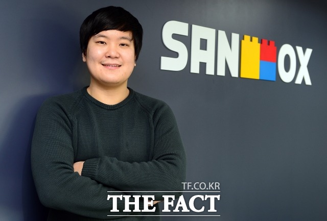 이필성 샌드박스네트워크 대표이사가 17일 서울 삼성동 오로라빌딩에서 <더팩트>와 인터뷰를 갖고 포즈를 취하고 있다. /이새롬 기자