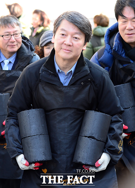 신당 창당을 선언한 무소속 안철수 의원이 22일 대전을 방문한다. 사진은 무소속 안철수 의원이 16일 오후 서울 상계동 희망어린이공원에서 진행된 희망나눔 연탄 배달 행사에 참석해 연탄을 나르는 모습./이새롬 기자