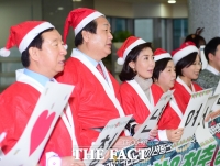 [TF사진관] '메리 크리스마스!'…깜찍한 산타복 입고 캐럴 부르는 의원들