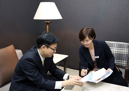 KB 프라이빗 뱅킹 GOLD&WISE는 올해 4월 업계 최초로 서울 강남에 강남스타PB센터를 오픈한 이후 지난 8일 세 번째 대형PB센터인 도곡스타PB센터를 개점했다.