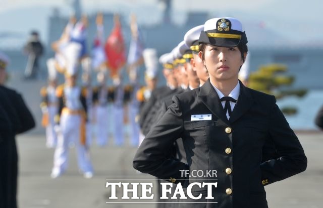 최태원 SK그룹 회장의 딸 최민정 해군 중위(사진)는 23일 6개월간의 소말리아 아델만 파병 임무를 마치고 복귀했다. / 더팩트DB