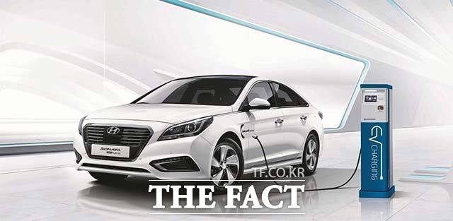 현대·기아차는 연비향상과 친환경차 확대에 미래를 걸고 역량을 집중하고 있다. 사진은 미국 자동차 전문 미디어 워즈오토가 2016 10대 엔진으로 선정한 쏘나타 플러그인 하이브리드. /현대차 제공
