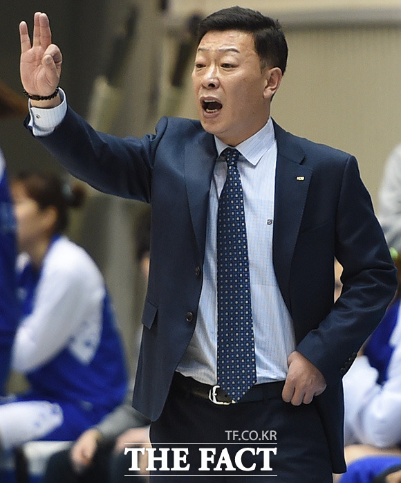 KDB가 60-51로 승리하며 11연패에 탈출한 가운데 김영주 감독이 선수들에게 긴장을 풀지 말것을 주문하고 있다.