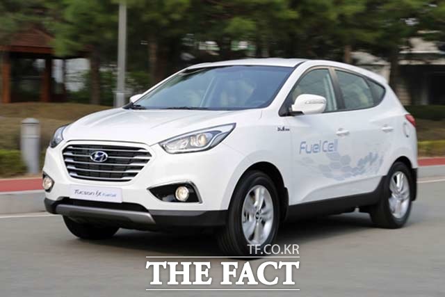 현대차가 세계 최초로 독자 개발한 투싼 수소연료전지차. 수소를 1회 충전해 최대 594㎞까지 주행할 수 있는 이 차량의 연비를 가솔린 기준으로 환산하면 27.8㎞/ℓ에 달한다. 현대차는 수소연료전지차의 기반 확대를 위해 올해 2월 1억5000만 원의 차량 가격을 절반 수준인 8500만원으로 대폭 인하했다.