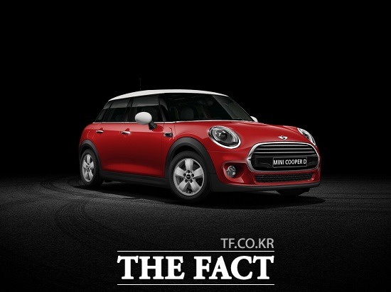 BMW 미니 쿠퍼 등 14개 차종 승용자동차의 경우에는 앞 우측 에어백의 제작결함이 발생했다. 사진은 BMW 미니 쿠퍼. /BMW 제공