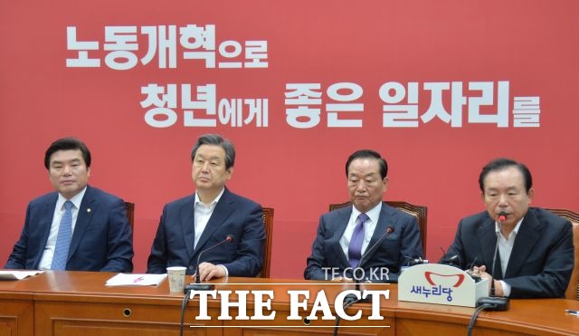 새누리당 이인제 노동시장선진화특별위원회 위원장이 9월 7일 당 최고위원회의에서 발언을 하고 있다. 당 대표 회의실 벽보에는 노동개혁으로 청년에게 좋은 일자리를이라는 문구가 씌여 있다./문병희 기자