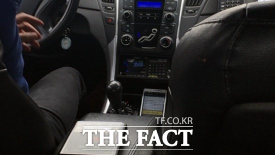 카카오 택시를 이용하는 택시 기사가 모바일 애플리케이션(앱)을 켜고 목적지를 확인하고 있다. /더팩트DB