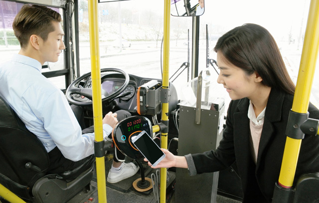 삼성전자는 지난 8일 삼성페이를 통해 대중교통을 이용할 수 있는 삼성페이 교통카드 서비스를 시작했다. /삼성전자 제공