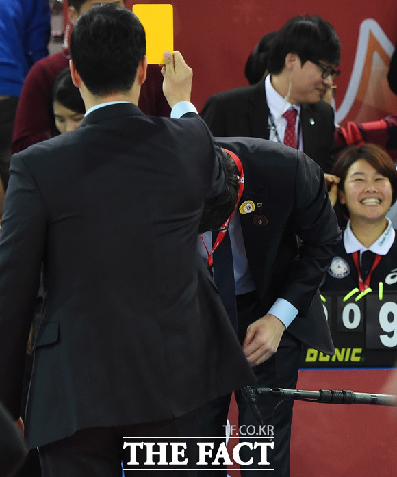 남자부 팀코니 김상우감독이  팀브라운 김세진감독에게 경고카드를 보여주는 퍼포먼스를 펼치고 있다.