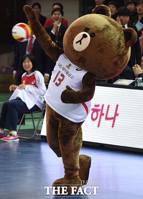 남자부 브라운팀의 여오현이 마스코트 복장을 입고 나와 경기에 참석하고 있다.