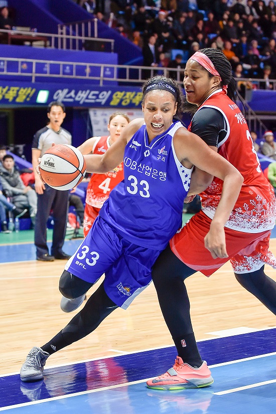 플레넷 25점 폭발! KDB생명은 25일 인천도원체육관에서 열린 KDB생명 2015~2016 여자프로농구 신한은행과 원정 경기에서 65-55으로 이겼다. / WKBL 제공
