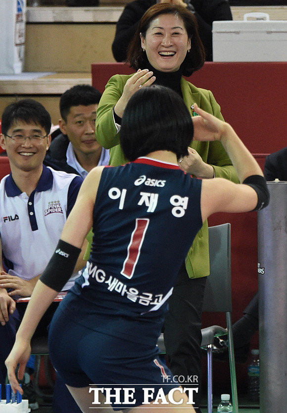 여자부 팀코니의 박미희 감독이 이재영의 댄스에 화답하며 춤을 추고 있다.