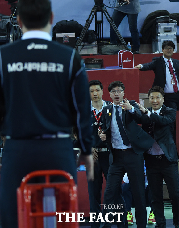 팀 브라운 김세진 감독이 심판판정에 항의하는 퍼포먼스를 펼치며 팬들을 즐겁게 하고 있다.