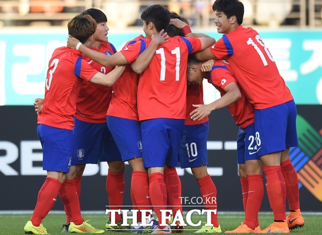 이 기세 그대로 올림픽 축구 국가 대표팀은 내년 1 월 12일 열리는 아시아축구연맹 23세 이하 챔피언십에 출격해 2016 리우데자네이루 하계올림픽 본선 티켓을 노린다. 사진은 지난 10월 9일 열린 호주와 평가전 장면. / 화성종합경기타운 = 최용민 기자