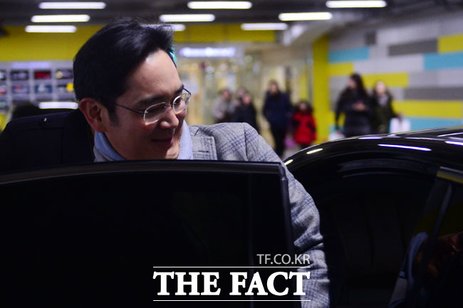 이 부회장은 취재진에게 추운데 오래 기다렸겠다면서 새해 복 많이 받으세요라고 인사한 후 차량에 올랐다.