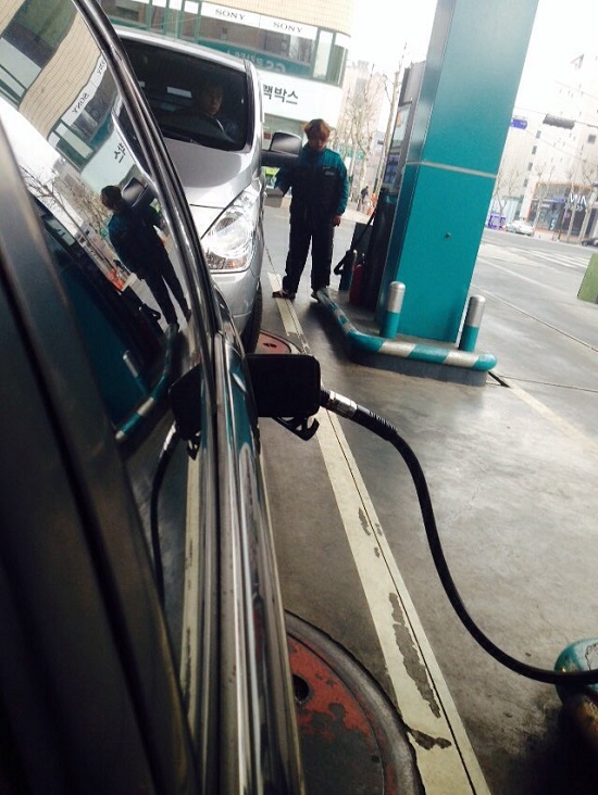 세계 휘발유 가격을 비교한 결과 한국의 ℓ당 기름값은 1.21달러로, 세계에서 50번째로 높았다./더팩트DB