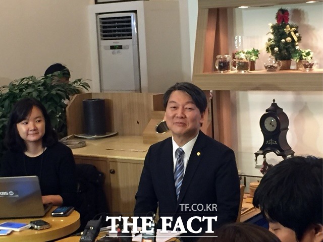 안철수 무소속 의원은 28일 새정치민주연합이 더불어민주당으로 당명을 바꾼 것에 대해 포장지만 바뀌었다고 해서 내용물이 바뀌었다고 믿겠느냐라고 말했다./여의도=서민지 기자