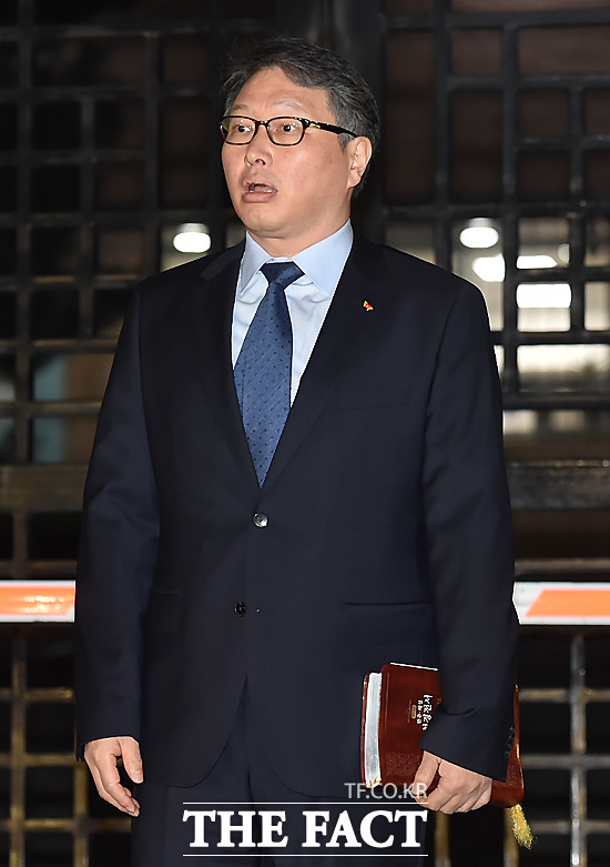 최태원 회장은 본인의 외도 사실을 공개한 편지에서 노소영 관장과의 관계를 잘 마무리하고, 아이와 아이 엄마를 책임지려고 한다고 밝혔다. 사진은 최 회장이 지난 8월 광복절 특사로 나오는 모습./더팩트DB