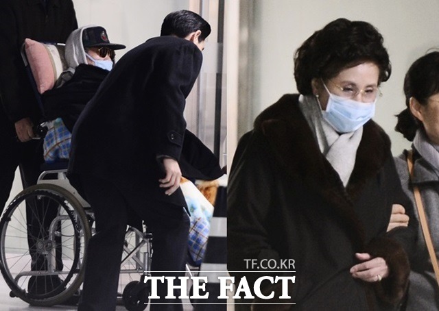 지난 19일 노태우 전 대통령이 천식 증세로 서울대병원 특실에 입원한 지 9일 만에 휠체어를 타고 퇴원하고 있다. 부인 김옥숙 여사가 노 전 대통령의 퇴원을 위해 병원을 찾았다. /이덕인 기자