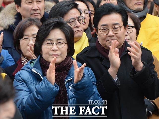 유승희(왼쪽)- 전병헌 의원이 시위에 참가해 박수를 치고 있다.