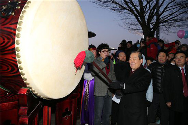 박홍섭 마포구청장이 대북타고 행사에 참여해 북을 치고 있다. /마포구청 제공