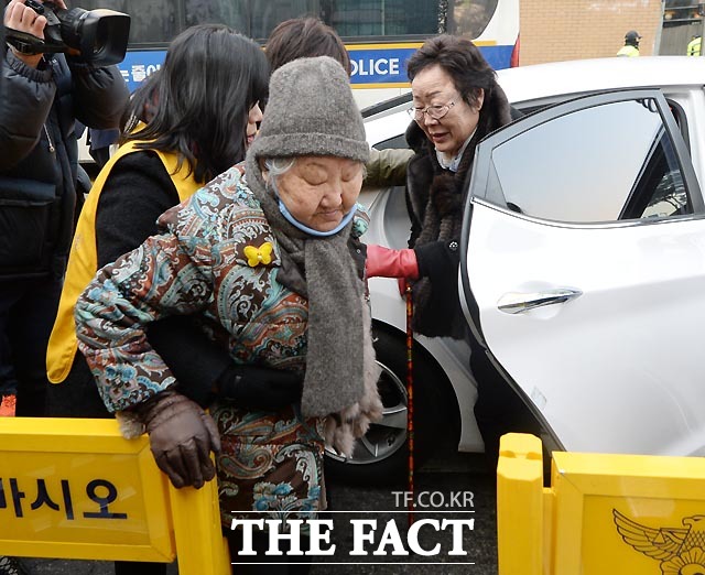 일본군 위안부 문제 해결을 위한 1211차 정기 수요시위가 30일 오후 서울 중학동 일본대사관 앞에서 열린 가운데 길원옥(왼쪽) 이용수 할머니가 참석하고 있다.